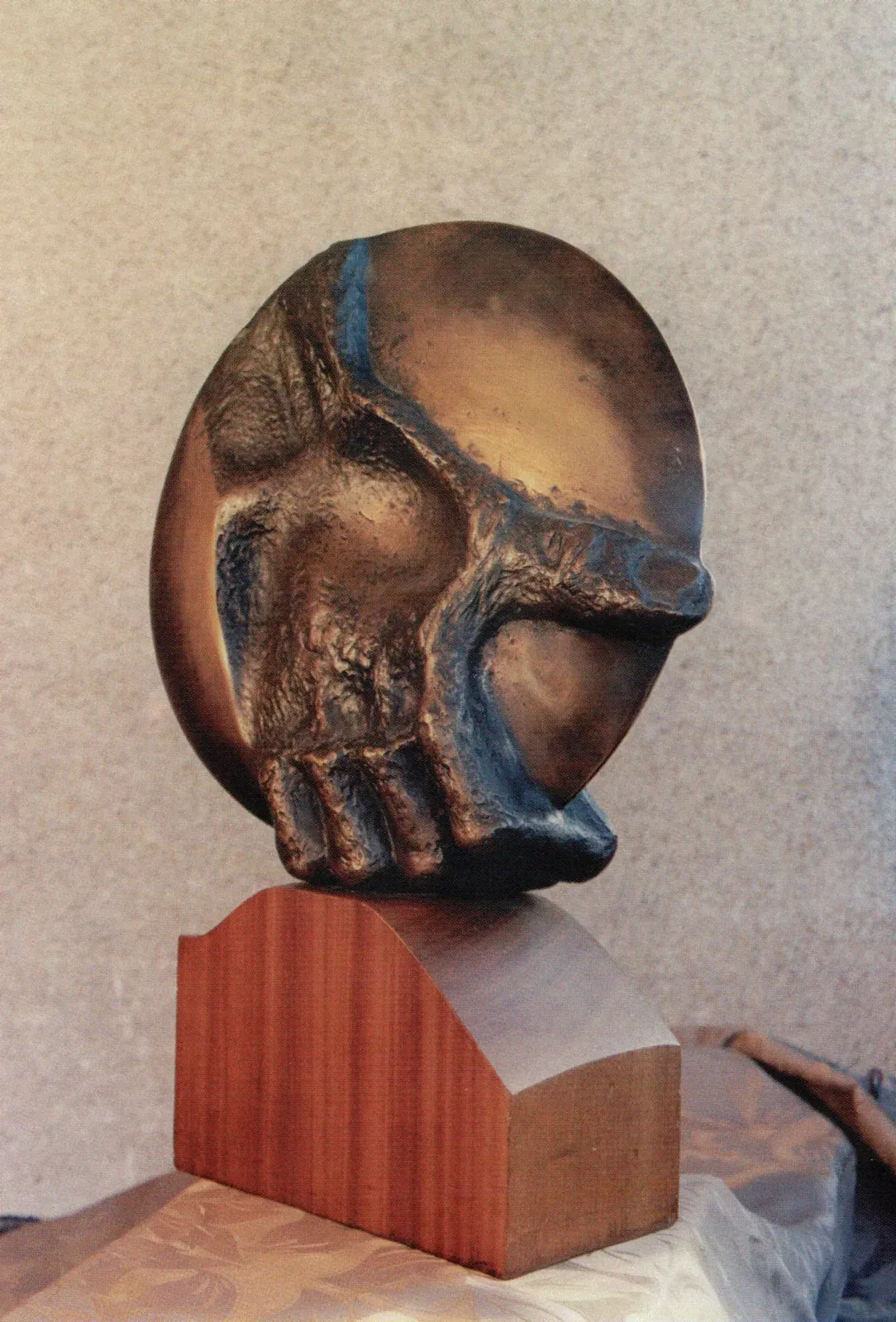 «Dyskobol» (1976), bronzo, mogano — opera di Antonina Wysocka-Jonczak