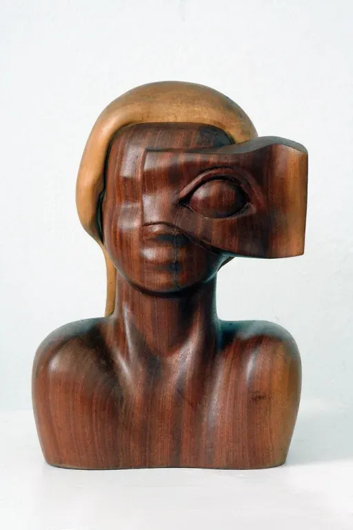 Subiektywny II: busto di legno col volto di mogano scuro e la capigliatura di acero chiaro; sugli occhi è calata una lastra con un grande occhio in rilievo