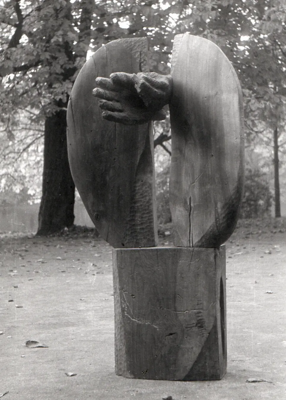 «W uwięzi» (1971), legno (noce, acero) — opera di Antonina Wysocka-Jonczak