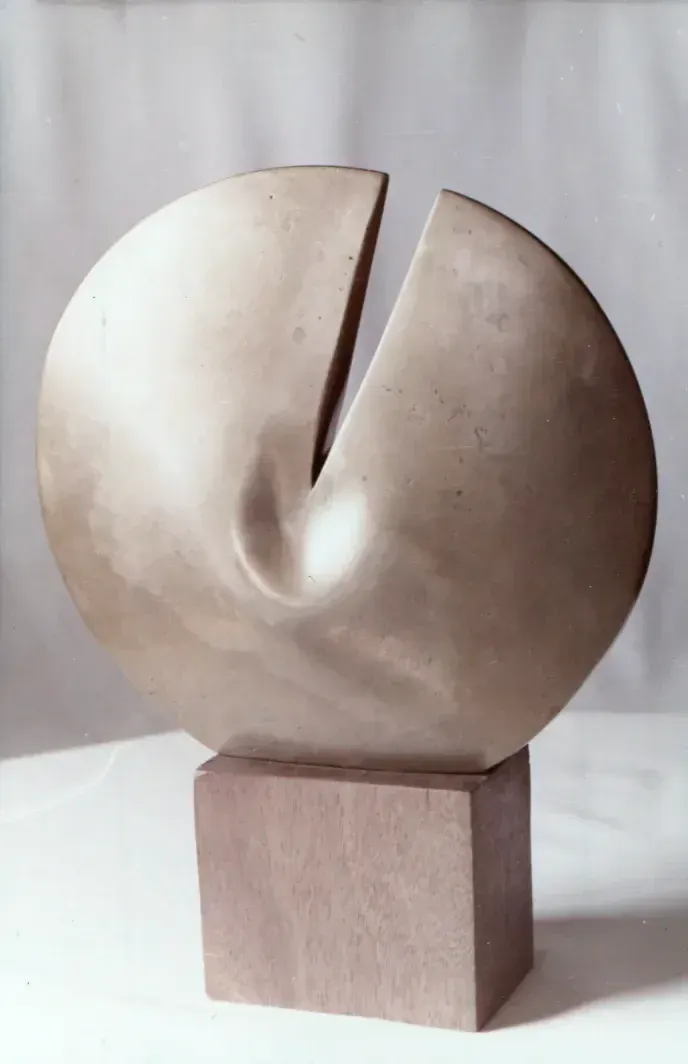 «Pisarzowi» (1983), bronzo e granito (base) — opera di Antonina Wysocka-Jonczak