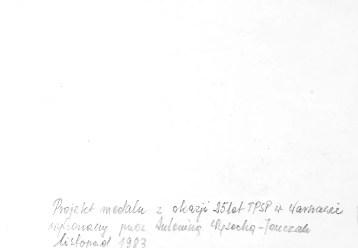 Cartoncino chiaro con una didascalia scritta a matita in corsivo su tre righe, sul margine inferiore del foglio