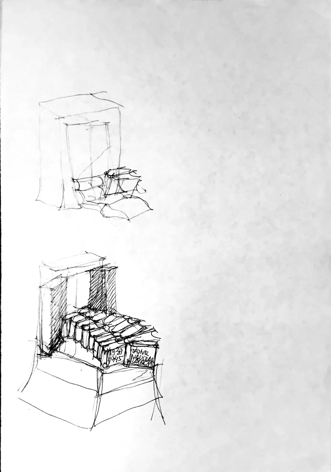 Pomnik Nauczycieli Tajnego Nauczania 1939–1945 — Il progetto in due stati: una stele aperta da una finestra passante e, davanti, una fila di libri distesi. Sullo zoccolo, a biro, «1939–1945» e «TAJNE NAUCZA…».