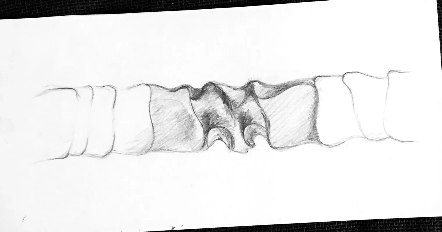 Cartoncino stretto e lungo con un solo disegno a matita: una fascia orizzontale composta di lastre verticali accostate di larghezza diversa, chiare ai due estremi e campite di grigio al centro, dove il profilo si increspa e si apre in uno squarcio a due labbra con due piccole cavità alla base