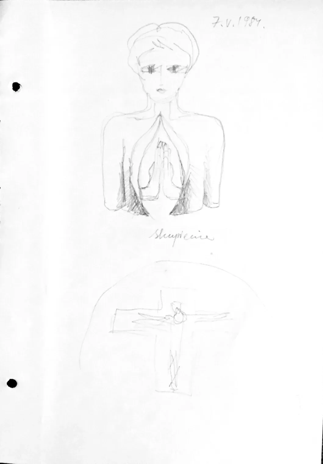 Pagina di quaderno a matita: in alto un busto femminile di fronte, capelli a caschetto e occhi socchiusi, con le braccia che risalgono al centro fino alle mani unite palmo a palmo, e sotto le braccia due cunei di tratteggio fitto; sotto il disegno la parola «Skupienie» in corsivo; in alto a destra la data 7.V.1984; sul margine sinistro i due fori della rilegatura; in basso, appena accennata, una croce larga entro un campo centinato
