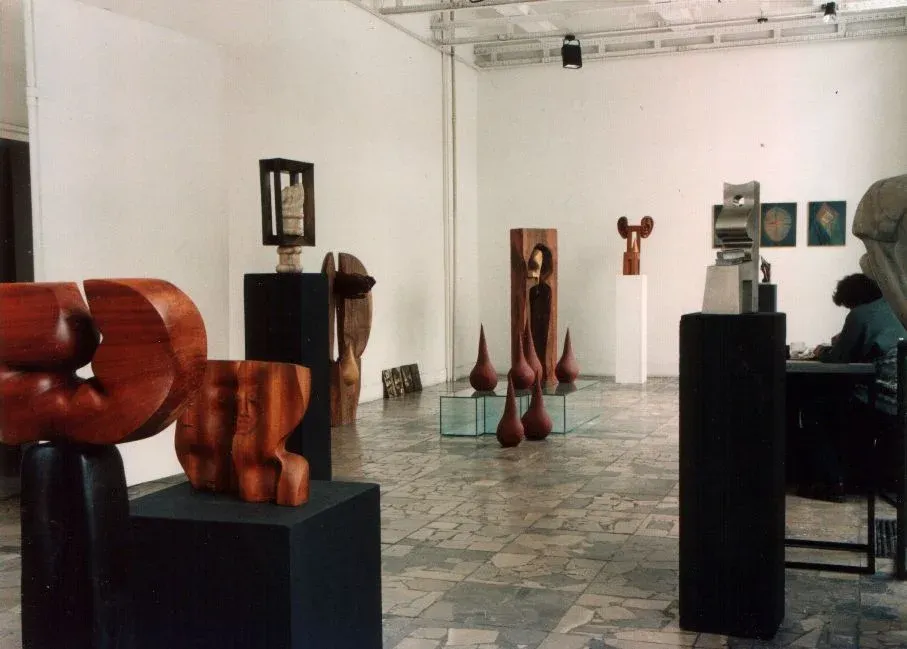 La sala della retrospettiva del 1999: grandi legni su plinti scuri, le gocce di ceramica delle «Łzy» dentro una teca di vetro, quadri appesi in fondo alla parete.