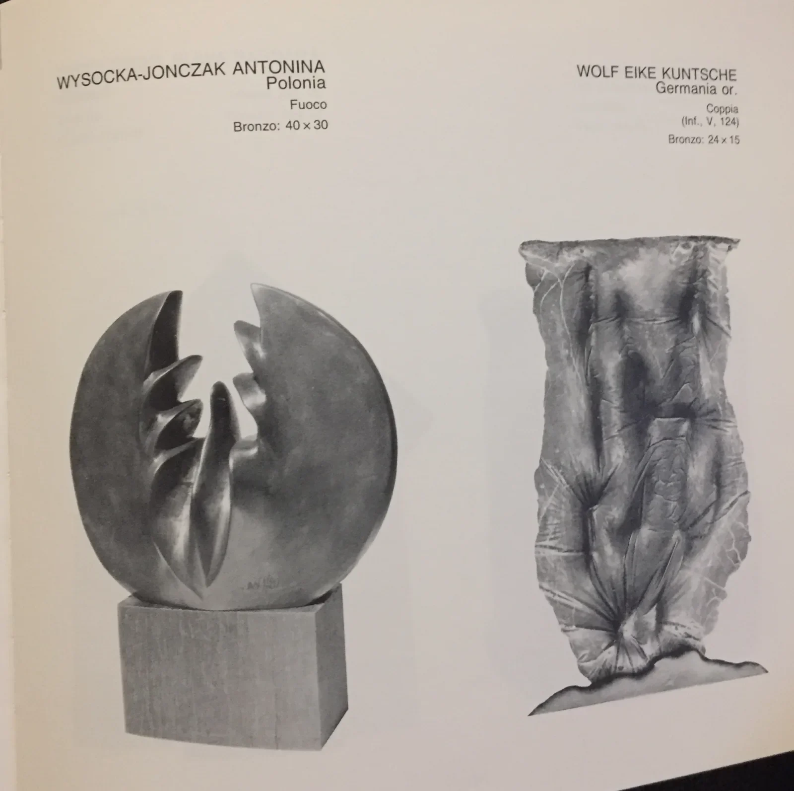 Doppia pagina di catalogo: a sinistra «WYSOCKA-JONCZAK ANTONINA · Polonia · Fuoco · Bronzo: 40 × 30» con la fotografia di un disco di bronzo aperto da una fenditura a fiamma su un plinto squadrato; a destra «WOLF EIKE KUNTSCHE · Germania or. · Coppia (Inf., V, 124) · Bronzo: 24 × 15»