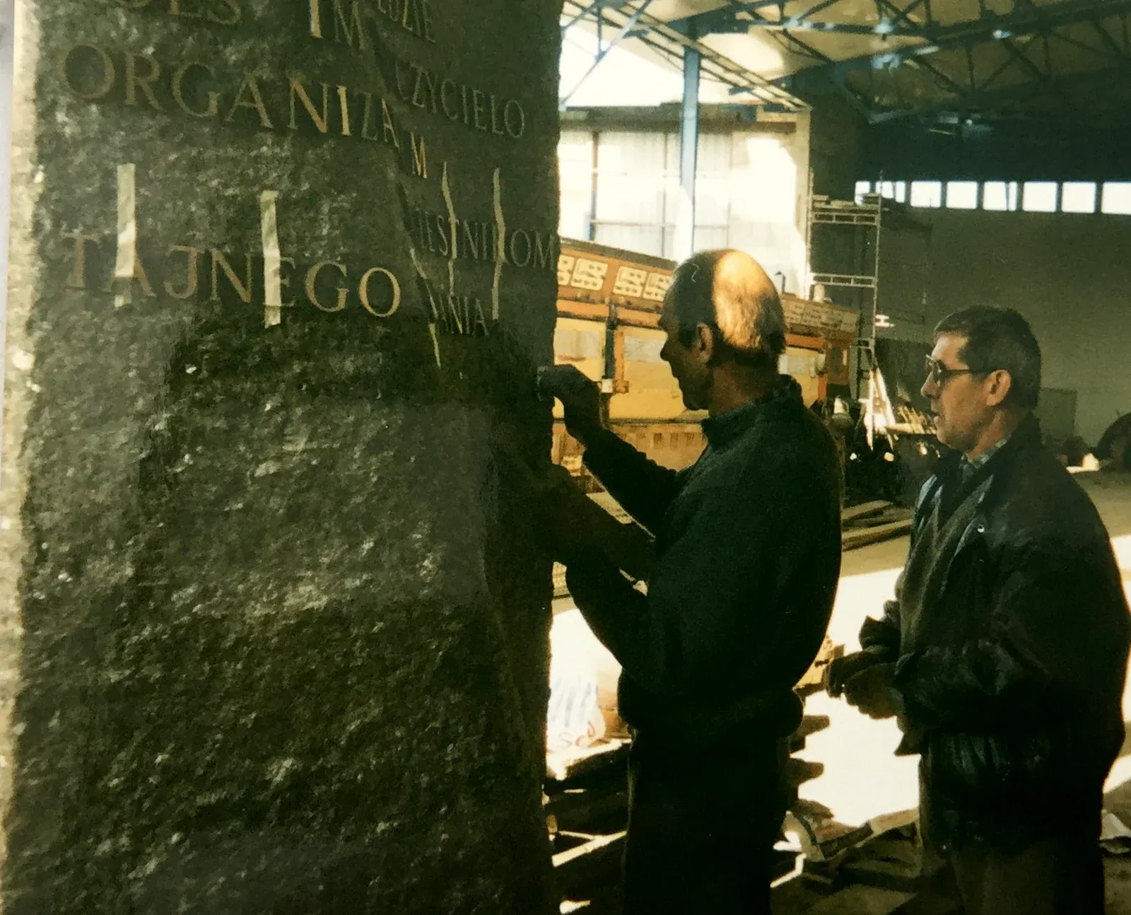 Pomnik Nauczycieli Tajnego Nauczania 1939–1945 — officina: lastra di granito nero con l'iscrizione, rifinitura