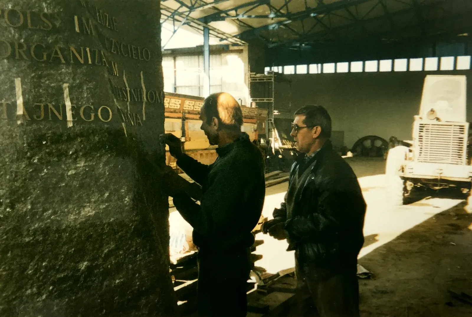 Pomnik Nauczycieli Tajnego Nauczania 1939–1945 — officina: lastra iscritta (variante ravvicinata)