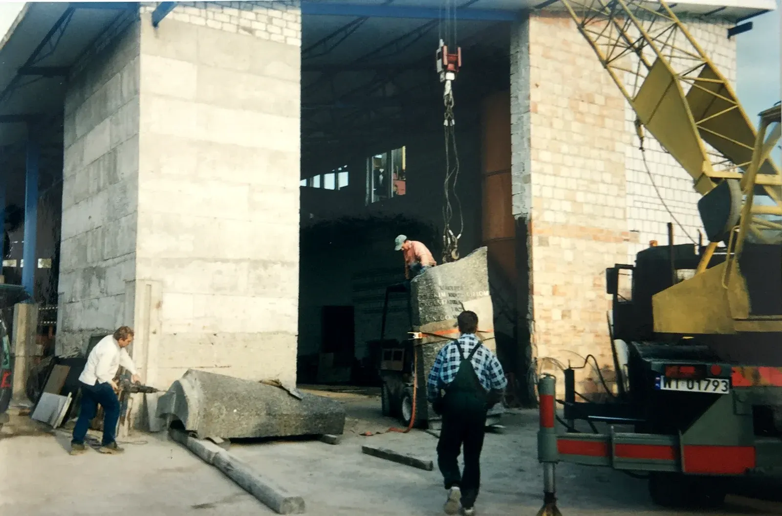 Pomnik Nauczycieli Tajnego Nauczania 1939–1945 — officina: movimentazione blocchi con paranco