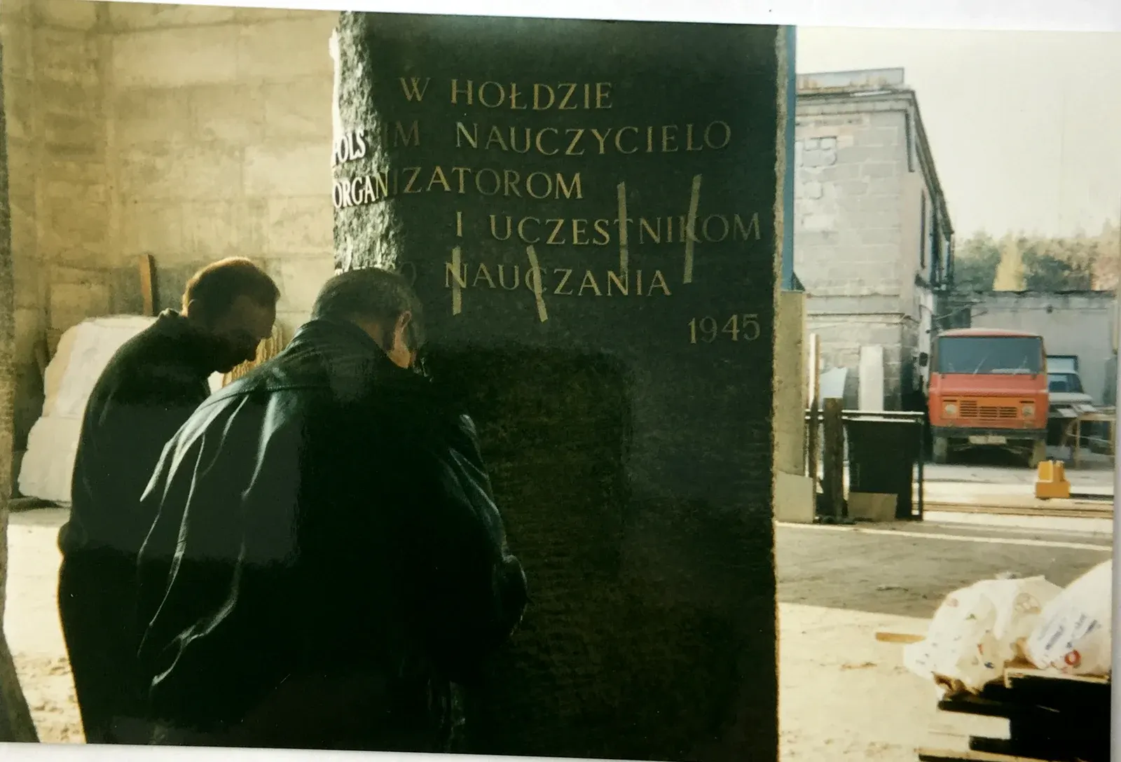 Pomnik Nauczycieli Tajnego Nauczania 1939–1945 — officina: iscrizione «W hołdzie… tajnego nauczania 1945» leggibile