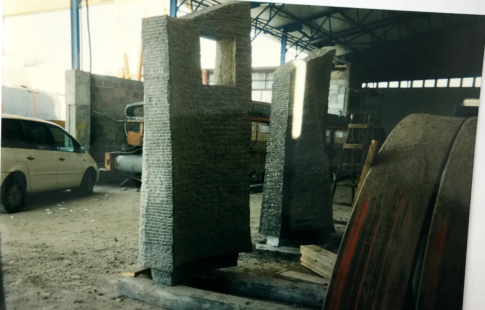 Pomnik Nauczycieli Tajnego Nauczania 1939–1945 — officina: le due lastre-pagina in finitura