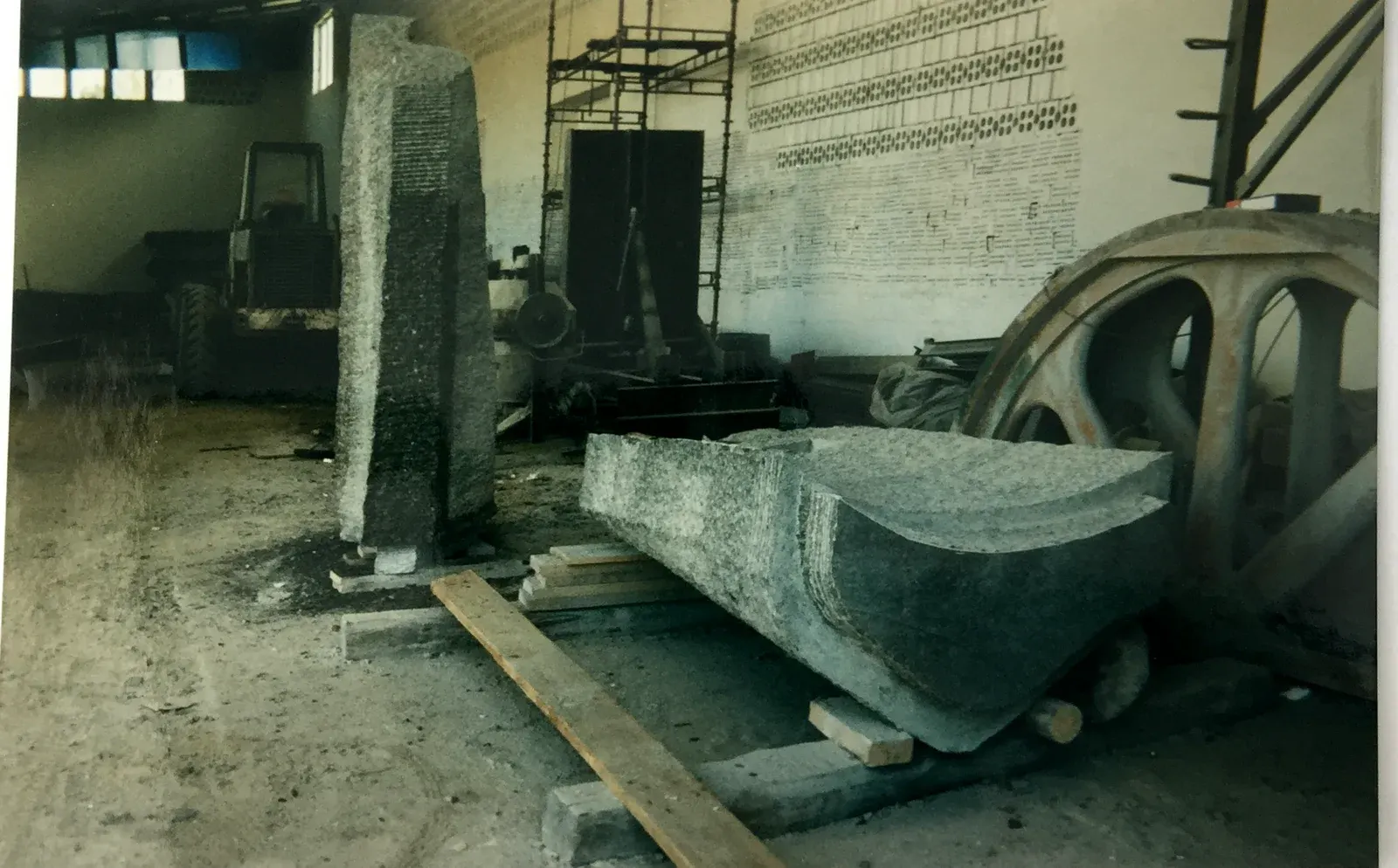 Pomnik Nauczycieli Tajnego Nauczania 1939–1945 — officina: forma reclinata + lastra con la finestra-segnale