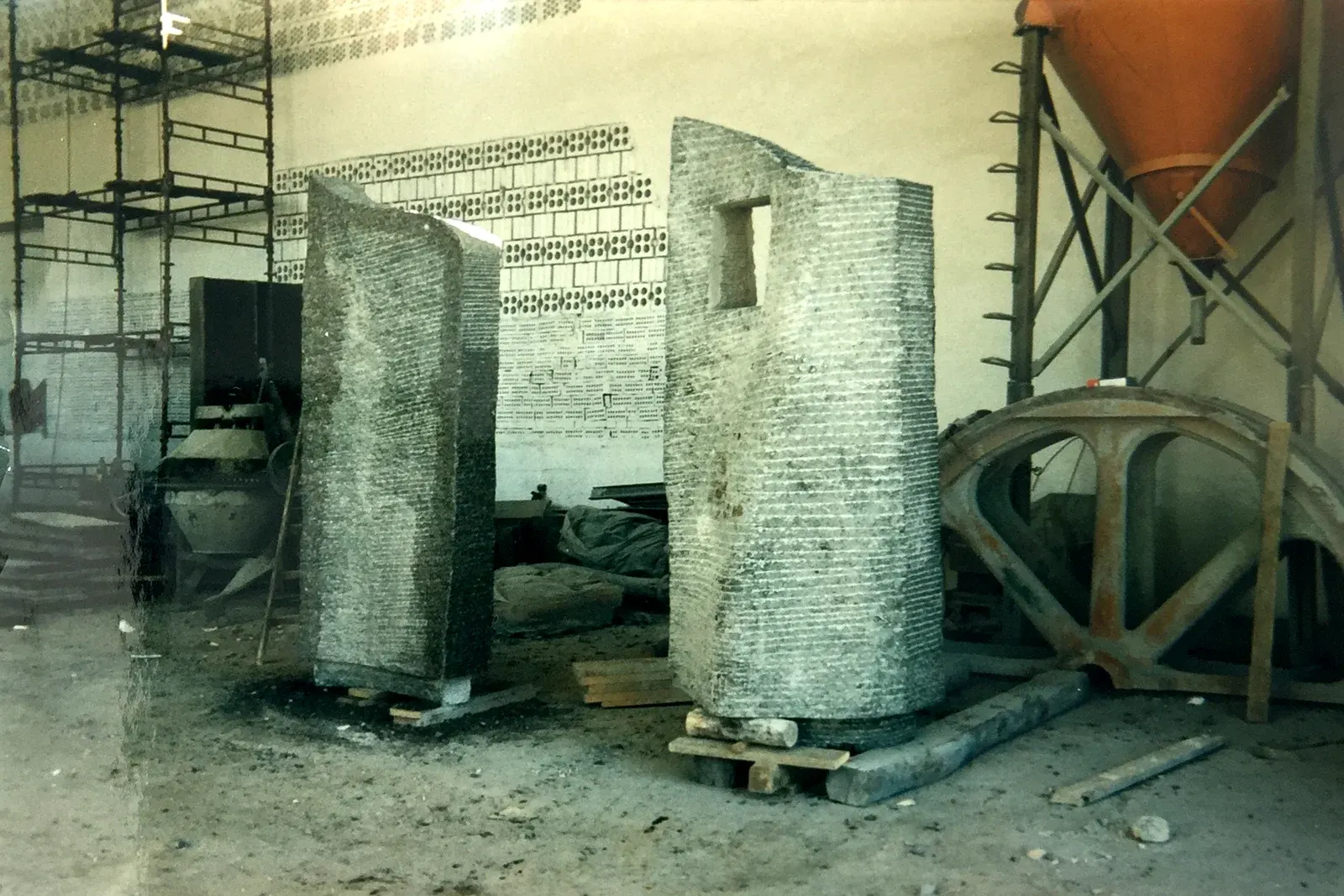 Pomnik Nauczycieli Tajnego Nauczania 1939–1945 — officina: lastra con la finestra rettangolare (variante)