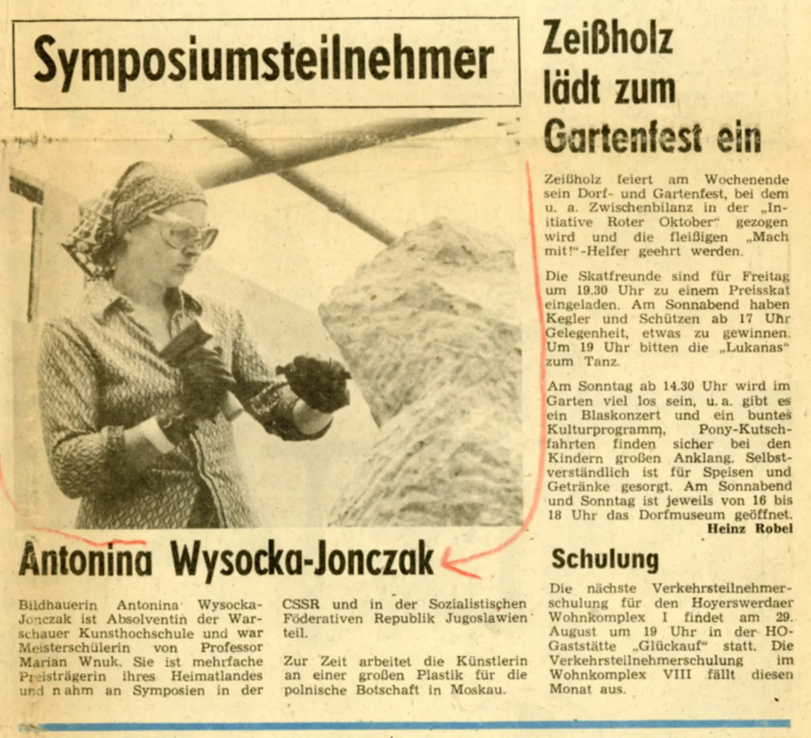 Ritaglio di giornale: «Symposiumsteilnehmer: Antonina Wysocka-Jonczak», Lausitzer Rundschau, 25 agosto 1977. Antonina al lavoro sul blocco d’arenaria, con lo scalpello e la mazzuola in mano.