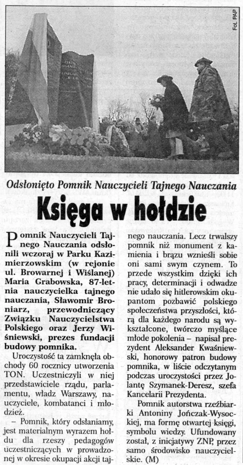 Ritaglio di quotidiano sull’inaugurazione del Pomnik Nauczycieli Tajnego Nauczania nel parco Kazimierzowski di Varsavia, novembre 2000, con la foto del monumento a forma di libro aperto tra la folla.