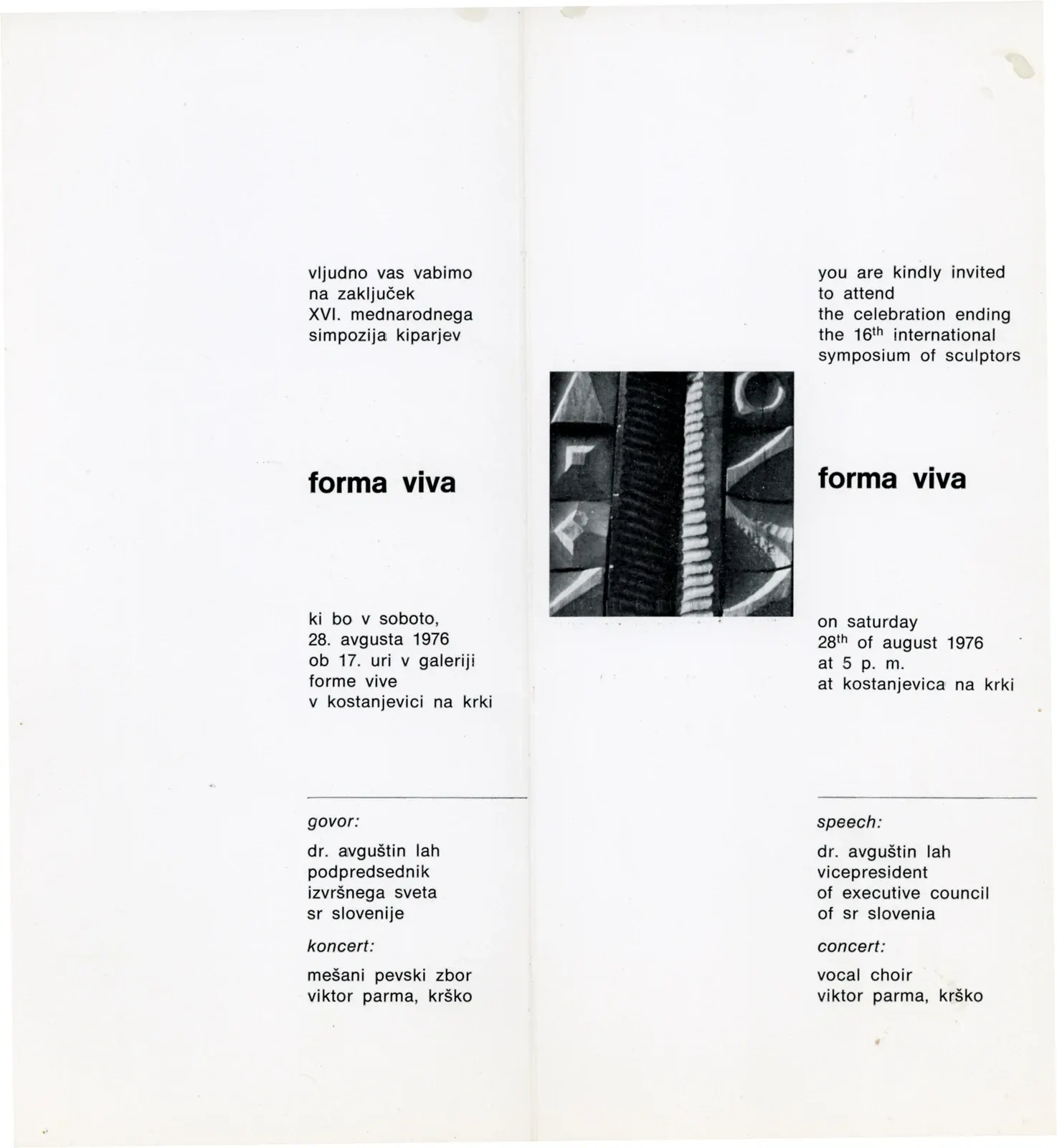 Invito bilingue sloveno-inglese alla cerimonia di chiusura del XVI Simposio internazionale di scultura Forma Viva, 1976, con una piccola foto di una scultura in legno.