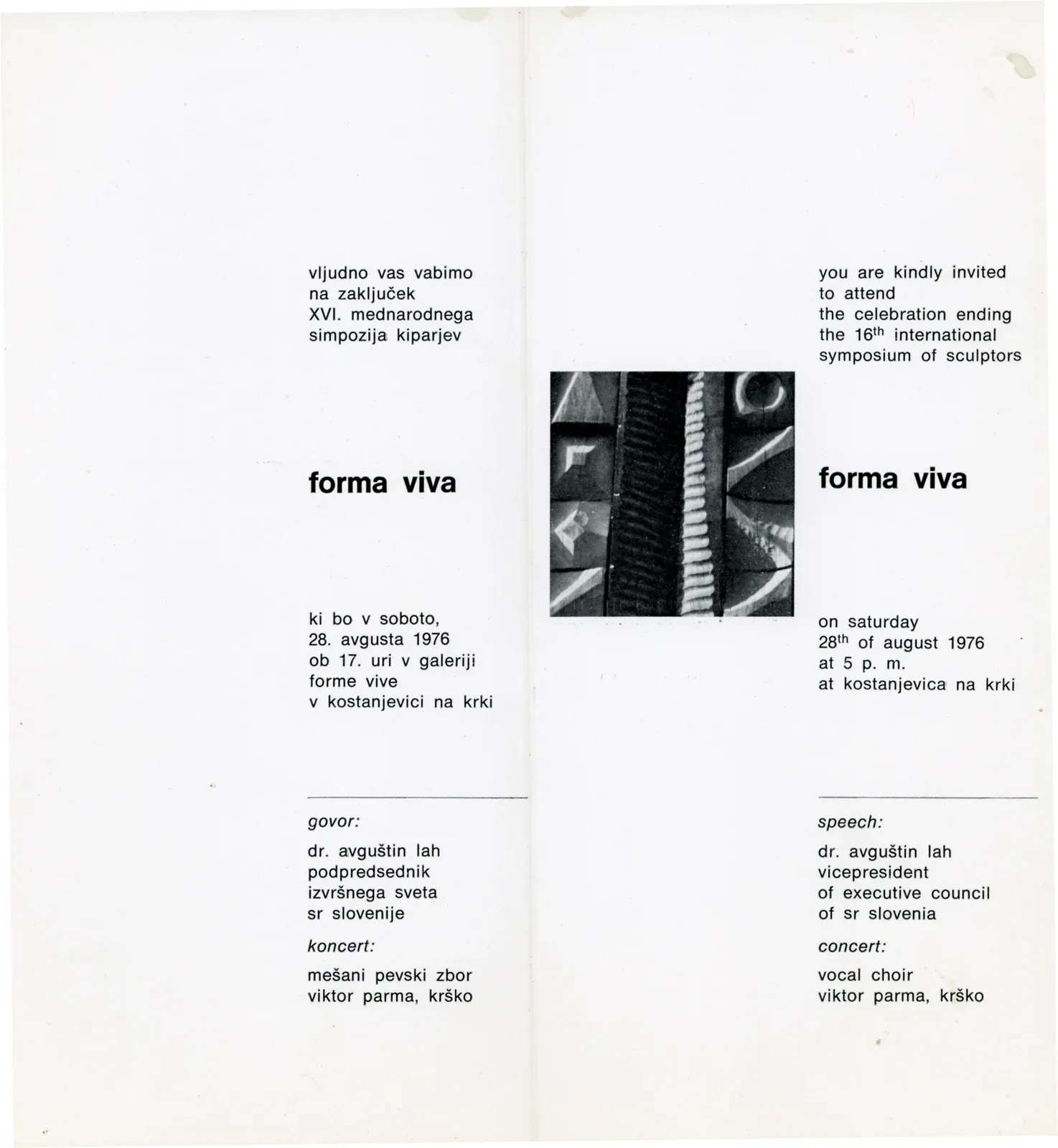 Invito bilingue sloveno-inglese alla cerimonia di chiusura del XVI Simposio internazionale di scultura Forma Viva, 1976, con una piccola foto di una scultura in legno.