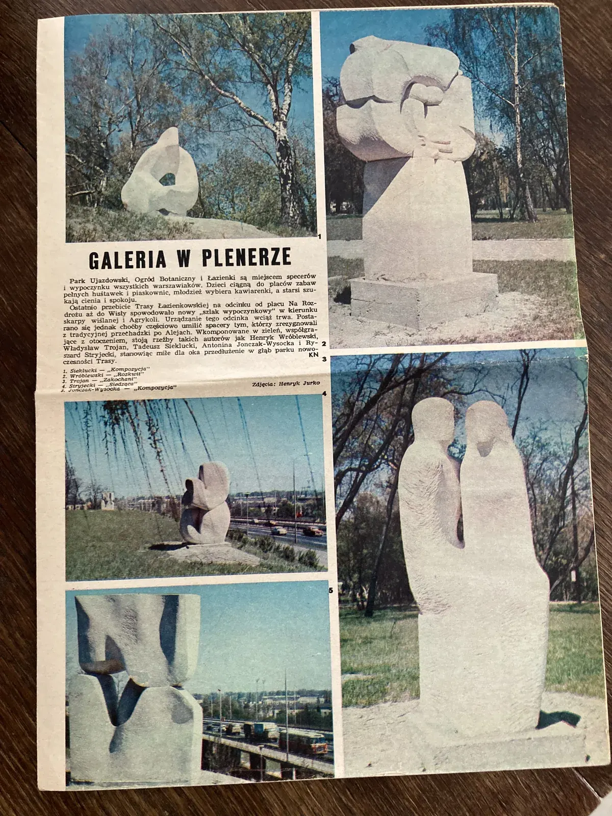 Ritaglio di giornale: «Galeria w plenerze», rivista illustrata polacca. La fila delle sculture lungo la scarpata, fotografie di Henryk Jurko.