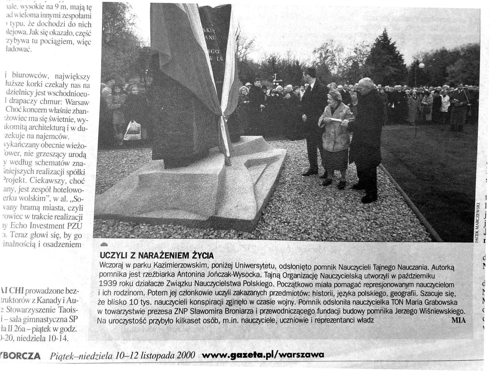 Ritaglio della Gazeta Wyborcza sull'inaugurazione del monumento agli insegnanti dell'insegnamento clandestino, opera di Antonina, nel parco Kazimierzowski di Varsavia, 2000.